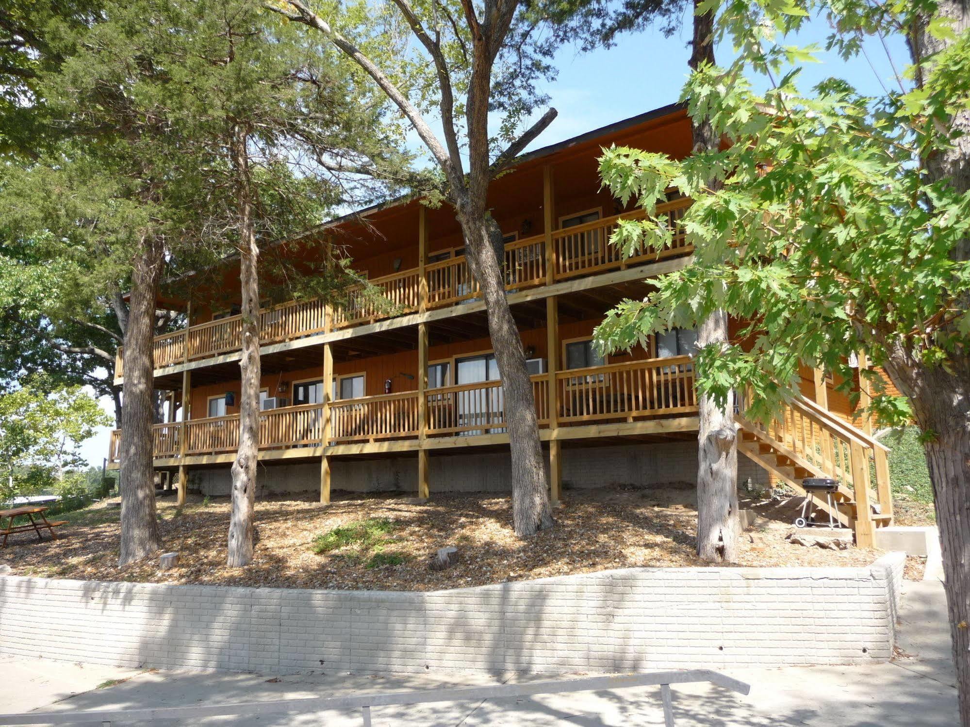 Wilsons On The Lake Hotel Camdenton Exterior photo