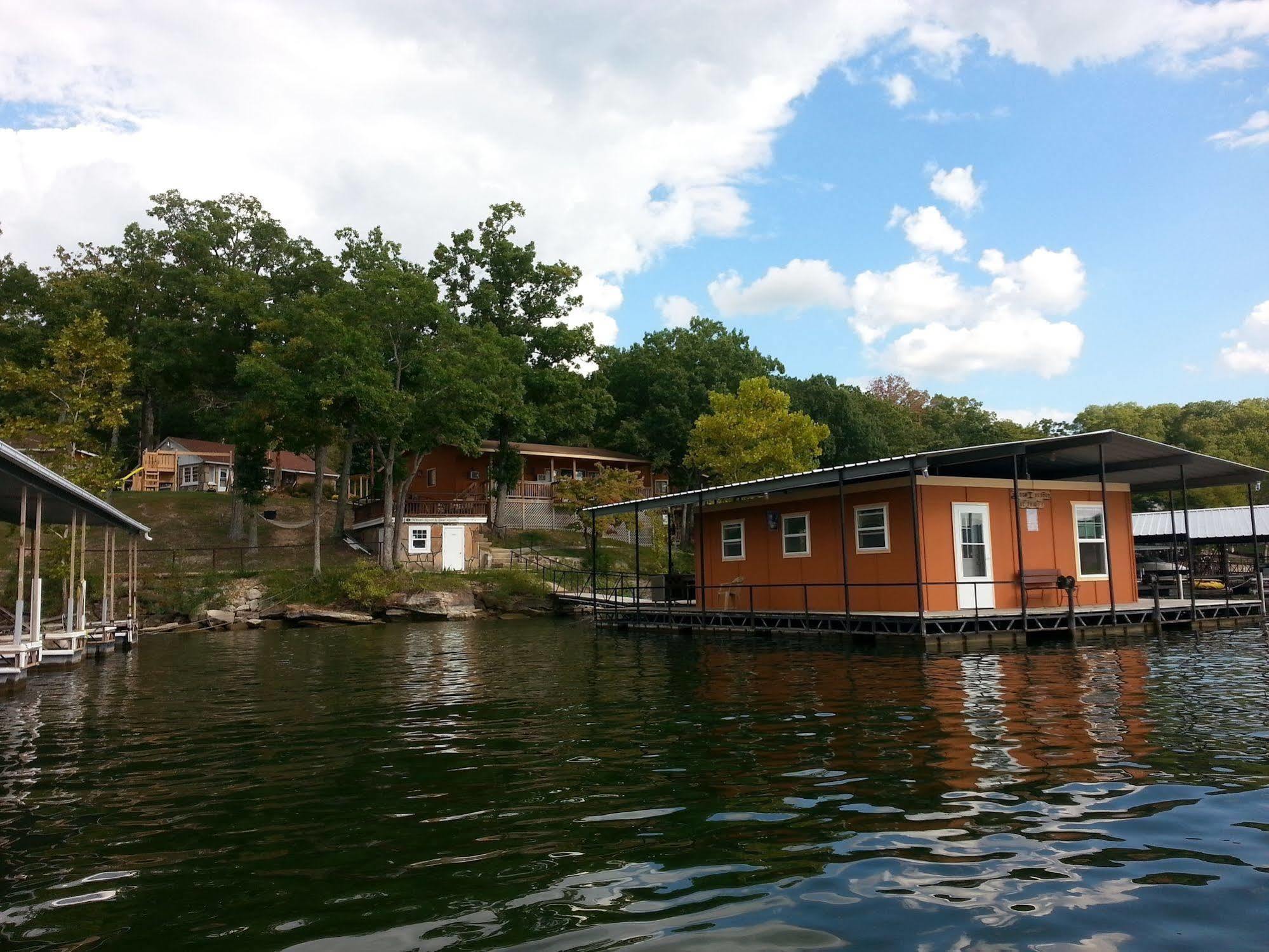 Wilsons On The Lake Hotel Camdenton Exterior photo