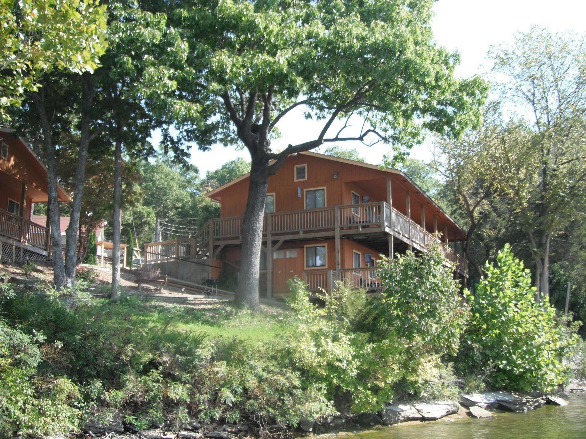 Wilsons On The Lake Hotel Camdenton Exterior photo