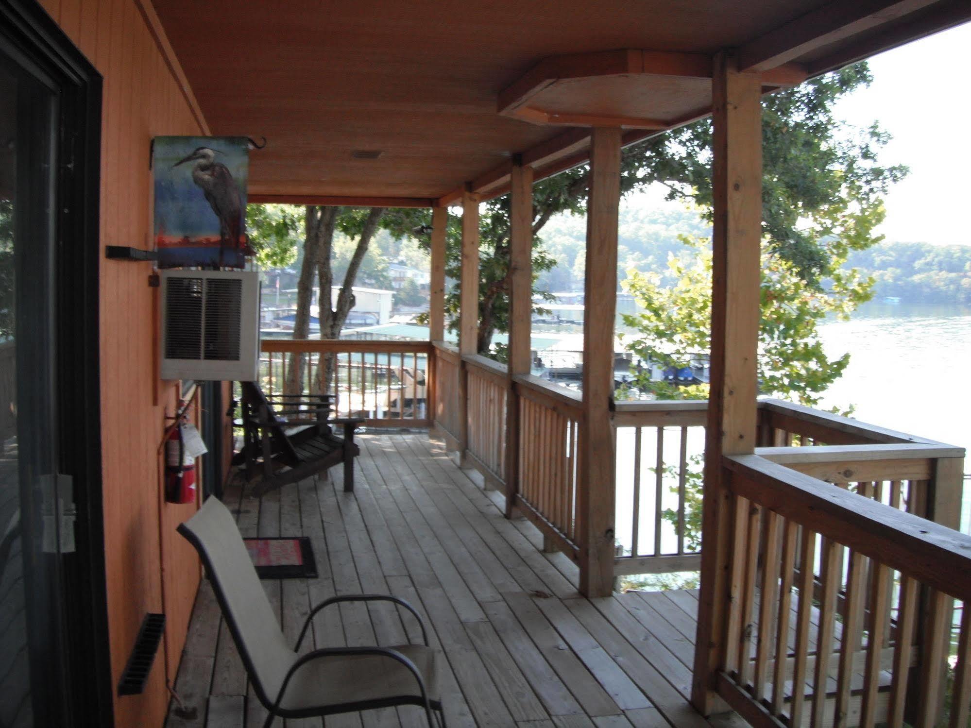 Wilsons On The Lake Hotel Camdenton Exterior photo
